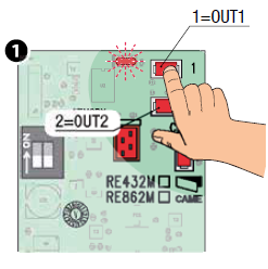 1. Halten Sie die Taste am Empfänger für das Relais gedrückt, das Sie speichern möchten. Die LED L1 beginnt zu blinken.
