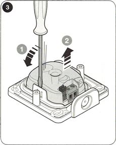 2. Ziehen Sie die Elektronik entsprechend den Pfeilen in der Abbildung heraus