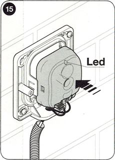 10. Setzen Sie die angeschlossene Elektronik der Lichtschranken in deren Gehäuse ein und schalten Sie die Stromversorgung ein. Führen Sie an der Antriebssteuerung die Erkennungsphase der angeschlossenen Geräte durch.
