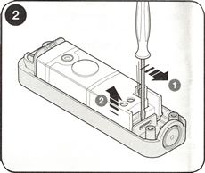 2. Ziehen Sie die Elektronik entsprechend den Pfeilen in der Abbildung heraus 2. Ziehen Sie die Elektronik entsprechend den Pfeilen in der Abbildung heraus