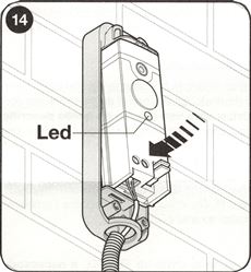 10. Setzen Sie die angeschlossene Elektronik der Lichtschranken in deren Gehäuse ein und schalten Sie die Stromversorgung ein. Führen Sie die Erkennungsphase der angeschlossenen Geräte an der Antriebssteuerung durch. 10. Setzen Sie die angeschlossene Elektronik der Lichtschranken in deren Gehäuse ein und schalten Sie die Stromversorgung ein. Führen Sie die Erkennungsphase der angeschlossenen Geräte an der Antriebssteuerung durch.