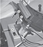 3. Klappen Sie die Steuerung auf 4. Schieben Sie die Batterie unter die Steuerung 5. Klappen Sie die Sicherung der Steuerungshalterung zu 3. Klappen Sie die Steuerung auf 4. Schieben Sie die Batterie unter die Steuerung 5. Klappen Sie die Sicherung der Steuerungshalterung zu