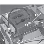 6. Hebeln Sie die Kunststoffabdeckung des Steckers heraus 7. Stecken Sie das Batteriekabel in den Stecker 8. Stecken Sie das Kabel in den Anschluss an der Batterie 6. Hebeln Sie die Kunststoffabdeckung des Steckers heraus 7. Stecken Sie das Batteriekabel in den Stecker 8. Stecken Sie das Kabel in den Anschluss an der Batterie