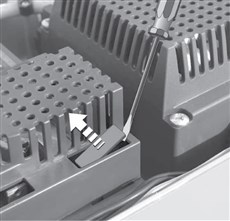 1. Brechen Sie die Kunststoffabdeckung des Batteriesteckers heraus
