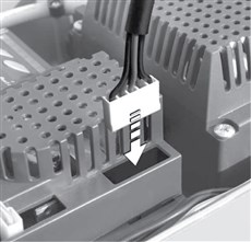 2. Schließen Sie die Batterie an den Stecker an und platzieren Sie sie neben der Steuerung
