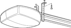 3. Bohren Sie an den markierten Stellen Löcher. Heben Sie die Schiene mit Antrieb mithilfe der Leiter erneut an und befestigen Sie die Winkel an der Decke.