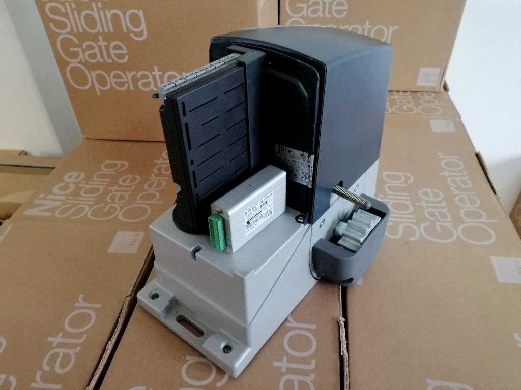 GSM-Modul am NICE Robus 400-Antrieb GSM-Modul am NICE Robus 400-Antrieb
